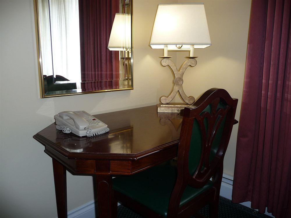 Arbutus Inn Victoria Room photo